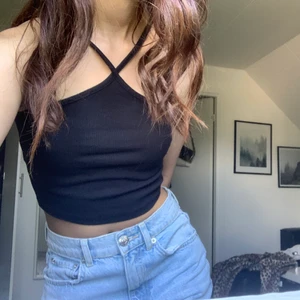 Zara Topp!  - Säljer denna fina populära linnet från Zara i storlek S med prislapp kvar och är helt oanvänd! Original priset: 69kr och frakt tillkommer runt 45kr! Om ni har fler frågor så får ni gärna ställa dem! 🤍 ⚡️ BUD LIGGER PÅ: 145KR❗️