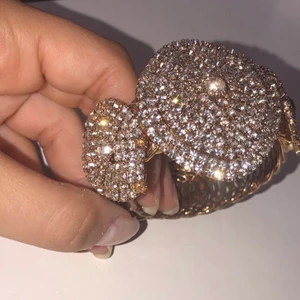 Glänsande armband  -  Säljer min jättefin armband som jag har köpt i Turkiet 🇹🇷. Jag har aldrig användat armbandet. Frakten är 13kr så det blir 193kr :)