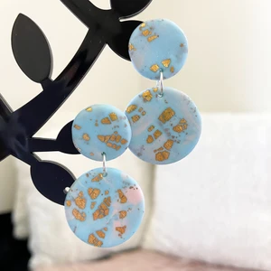 Örhängen  - Material: fimolera     Färg: blå     Frakt 24 kronor