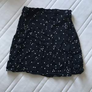 Supersöt prickig kjol från HM i storlek 38👭