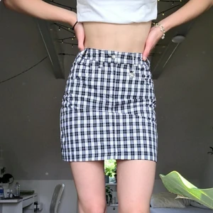 Rutig kjol - Rutig tenniskjol från Rönninge. Imsydd för att passa w25. Innershortsen är borttagna då de var obekväma. Aldrig kommit till användning och där av väldigt bra skick förutom broderiet på bakfickan(bild 3, syns knappt), kan skicka närmare bild om det önskas