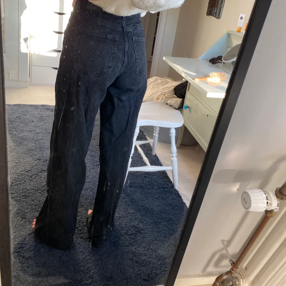 Svarta vida jeans från monki i modellen yoko. Strl 28💖skriv om du vill ha fler bilder/undrar något!. Jeans & Byxor.
