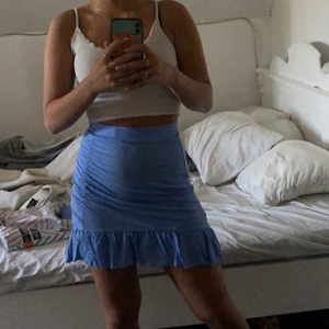 Gina tricot kjol st 36 - Säljer denna kjol som är helt ny inte ens testad då jag köpte den i en mindre storlek samtidigt men han inte skicka tillbaka så har en likadan i storlek 36 för 150kr