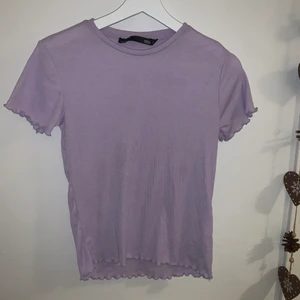 Lila tröja - Ljuslila ribbad tröja. Används inte längre och tar bara plats i min garderob. Vid köp av flera plagg kan paketpris/fri frakt ordnas!