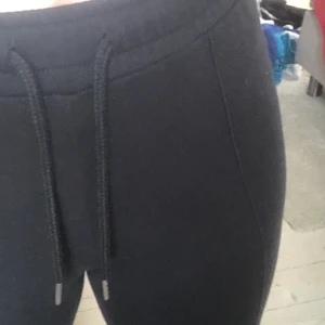 Madlady mjukisbyxor  - Superfina mjukisbyxor från ida Carlsson X madlady. Jätte fin passform med extremt fina sömmar längst benen. Som ni ser är dessa förkorta för mig som är 170 cm lång och därför är jag tvungen att sälja dem. Skulle säga att dom passar personer runt 160-165. Kontakta privat för mer frågor gällande mått och liknande🥰köpt för 400