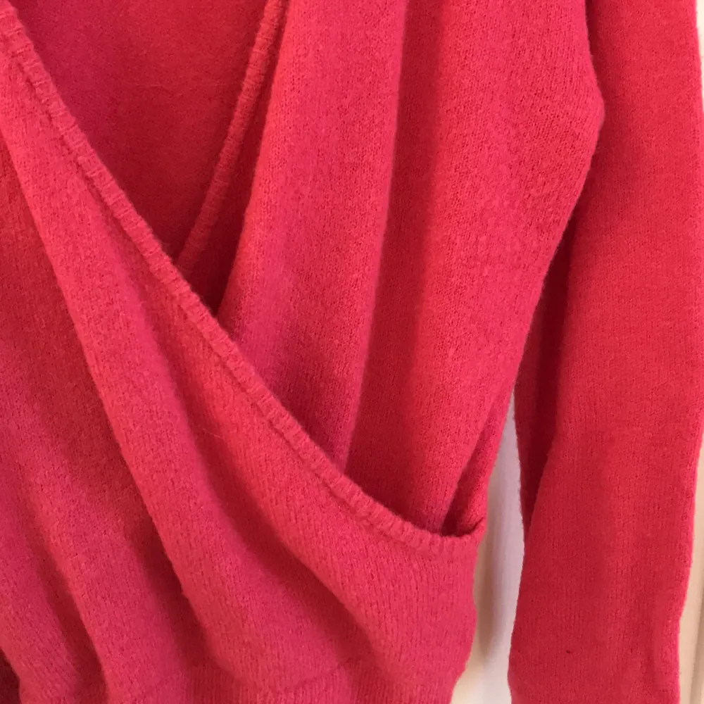 Rosa/cerise tröja från NA-KD strl xs, passar s också. Fint skick.. Tröjor & Koftor.