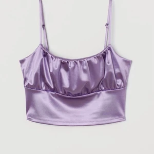 Nyårstopp - Säljer nu min snygga, slutsålda, lila topp. 💜 Passar perfekt till fest och nyår! Säljer p.g.a inte min stil🌟