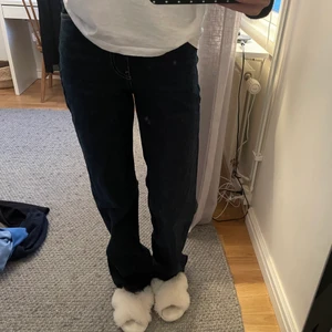 Jeans - Säljer dessa jeansen ifrån zara. Jättebra skick. Säljer pga dom är lite för små. Storlek 32. Mörkblå färg. Frakt 66kr 💜