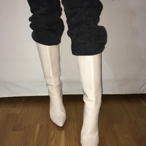 Klackskor i krokodilmönster - Krämvita klackskor i toppenkvalité!