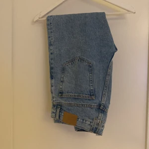 Weekday jeans - Hej säljer minna weekday jeans i modellen barell. De är storlek 28/30 och dem är inte använda så mycket. Dm vid frågor😀