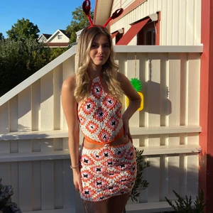 Klänning🔥 - Helt magisk klänning som jag använt 1 gång! Vet inte när den ska komma till användning mer så kollar på möjligheterna att sälja! Den är från Berska. Säljer ändrat vi bra bud då jag gillar den så mkt🥰 storlek S men passar XS då liten i storleken!