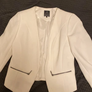 Kavaj  - En vit kavaj knappt använd i storlek 34.