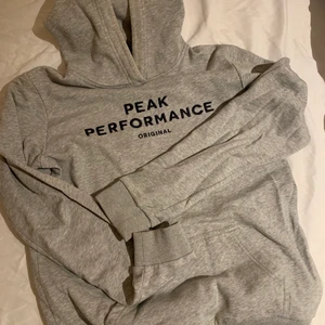Peak Performance Hoodie - Säljer denna hoodie i storlek Xs/S då den inte kommer till användning. Vid intresse/frågor, skriv gärna!☺️🥰