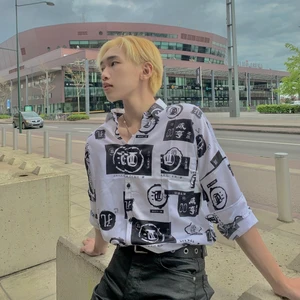 svart och vit cool skjorta ( korea ) - Jag använde den bara en gång för att ta bilder och visst är den väldigt ny och vacker.  Som du kan se är den väldigt unik och unisex så vem som helst kan bära den.  Jag köpte den i en butik i Korea.