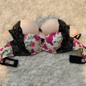 BH - 2st behåar utan band (om man har band hemma finns det hakar att fästa banden i). Aldrig använda utan endast testade så i väldigt bra skick! Strl. 75A men passar nog både lite större och lite mindre. Lite vadderad nedtill för fin passform! 1 för 80 eller båda för 140. Eventuell frakt betalas av köparen! 