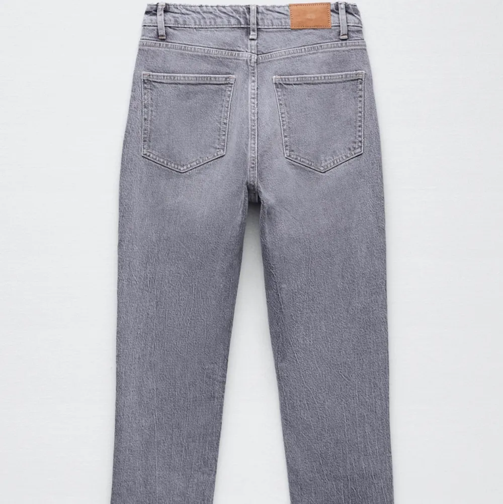 Jätte fin grå jeans med en split. Aldrig använd. Storlek 36, men skulle säga att den passar också till dig som har 34❤️ Buda privat! Budet ligger på 350kr. Jeans & Byxor.