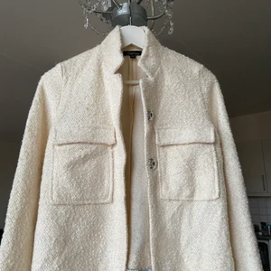 Tunnare jacka/kofta - Så fin jacka från ”Loul edition”  Använd några enstaka gånger, men ser ut som ny. Kan tänka mig gå ner i pris vid snabb affär. Nypris: ca 1300kr