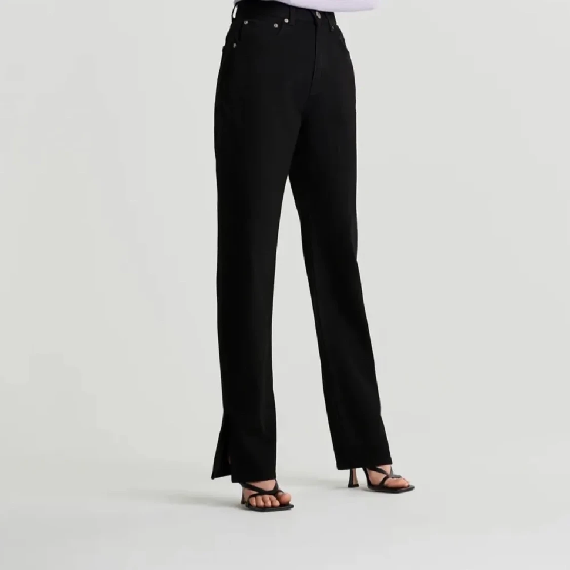 Svarta jeans med slits