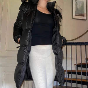 Lång pufferjacka  - Säljer min långa och varma pufferjacka. Den passar tyvärr inte mig så hoppas den kan göra någon annan nöjd istället! Kan frakta jackan om det behövs!☺️