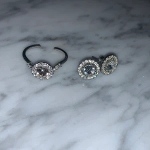 Lily and Rose örhängen och ring - Köpte allt för totalt 600 kr. Nu kan jag sälja det för 250 totalt. Ringen har en champagne färgad stel i mitten och örhängena har bara ”vita” stenar. Ringen kan du ändra storlek på. 💘 Skriv om ni är intresserade eller undrar något 