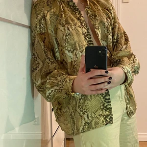 Skjorta - Fin skjorta i ormmönster 💚