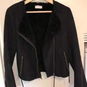 Fodrad Mockajacka Weekday Gratis frakt!✨ - Jacka ifrån weekday i fakemocka som är fodrad med detaljer i silverkedjor, tjockt material! Bra skick utan fläckar eller hål! Passar både XS och XXS! Sparsamt använd ❤️ skicka gärna meddelande om du vill se fler bilder! Org pris runt 1000 kr 