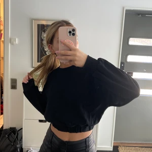  Croppad Sweatshirt från zara - Säljer denna croppade sweatshirt från Zara, mysig och super snygg!❤️