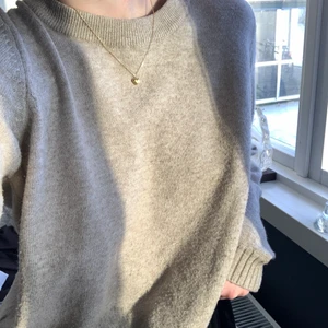 Tröja men öppen rygg - Super fin beige tröja med en öppen rygg man kan knyta. Strl L men passar mig som bär s. Oversized fit. Super fint skick