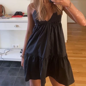 Zara klänning  - As fin o populär klänning från zara, säljer för att den inte kommer till någon användning💘 storlek S men passar även mig med XS 