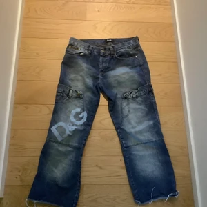 Baggy D&G jeans - Säljer nu mina feta baggy jeans pågrund av att dem va lite för korta på mig som är 168cm. Lite slitna där nere men annars bra skick. Kom privat för fler bilder. Vid flera intresserade blir det budgivning. Köp direkt för 400.