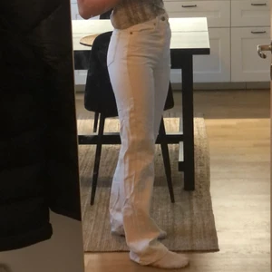 Vita bikbokjeans i size 25 length 32 - Skitsnygga jeans som köptes för ca 5 månader sedan, använda kanske max 20 gånger. Jättefint skick!
