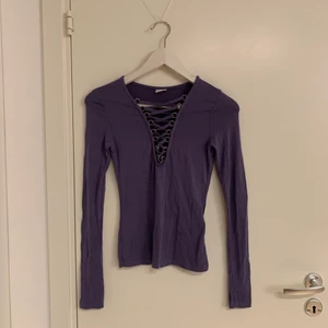 Lila tröja med snörning - Snörad lila tröja i strl XS från Gina Tricot. Knappt använd. 