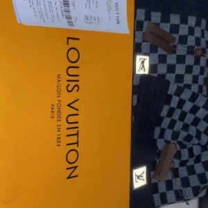 Louise Vuitton mössa och halsduk - Oanvänd