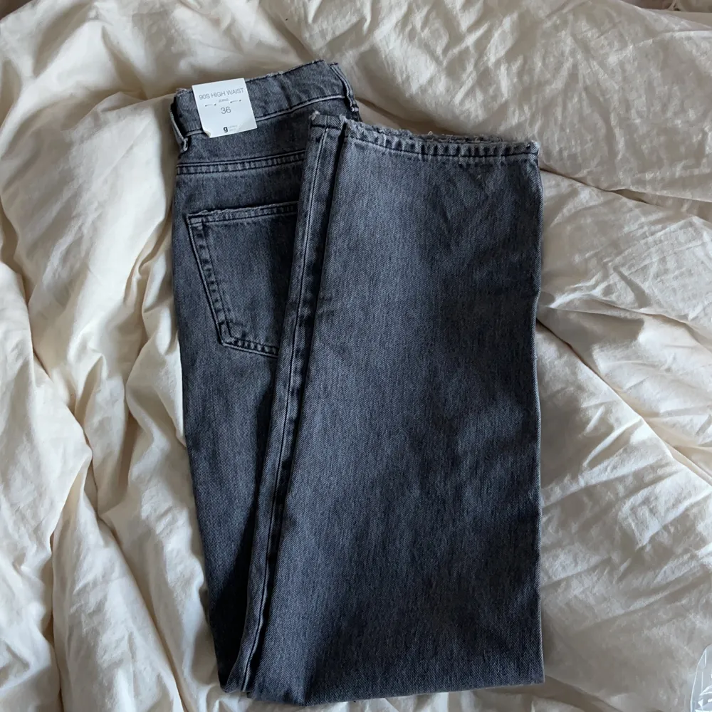 Populära jeans från Ginatricot i washed grey strl 36. Säljer då jag beställde två storlekar och behöll dom andra. Alltså ENDAST PROVADE!  Varit slutsålda på hemsidan! Mitt pris 500kr (inkl. Frakt) . Jeans & Byxor.