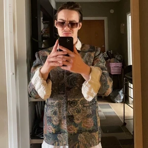 små glittrig kavaj mönster - ✳️SE ANDRA BILDEN FÖR LITE GLITTER✳️. små glittrig kavaj med mönster 