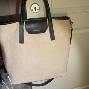 Fin välbevarad väska som aldrig används - Väska från tiger of sweden