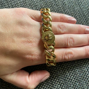 Michael Kors armband - Jättefint guldarmband ifrån Michael Kors i fint skick. Inköpt på Raglady by Tara. Nypris 899kr