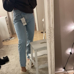 Jeans från Zara - Säljer dessa jeans från Zara!! Har aldrig använt de, så lapp finns kvar🤎 Tycker inte de passade mig och glömde skicka tillbaks de, så därför säljer jag dem!