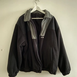 Vinterjacka från UO - Fin oversized vinterjacka från Urban Outfitters. Nypris 1199kr. Färgen på den delen som är vid kragen är lite grå-grön. Kan mötas upp i Stockholm eller frakta. Tar reda på fraktkostnaden vid behov. Rökfritt hem, allergivänlig Devon rex finns i hemmet. Bud: 320+frakt