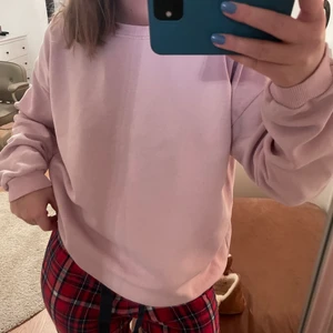 Babyrosa sweatshirt - Babyrosa oversized sweatshirt i storlek xs men passar även s och m beroende på hur man vill att den ska sitta. Bra skick!
