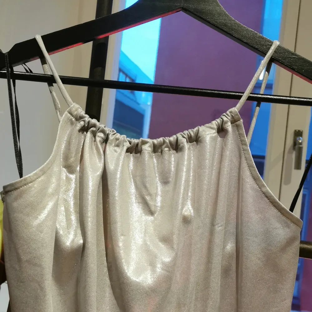 Thin, silky jersey metallic top with spaghetti straps. Perfect as a night-out top.. Blusar.