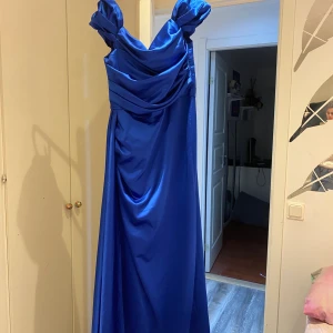 Bal/bröllops klänning  - Ja säljer denna bal/bröllops klänning för 100kr kan gå ner till 900kr den är i färgen royal blue. Den är storlek 44. Jag är 169 och väger 71 kg