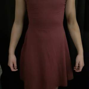 Hej här är en vinröd klänning i storlek XS  🤍