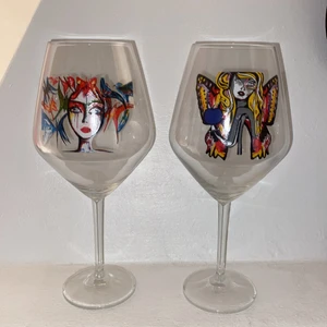 Carolina Gynning glas - Säljer mina två oanvända Gynning glas för rödvin med superfina motiv. Boxarna finns med. Säljer båda för 150, styck 100 kr. Pris kan diskuteras vid snabb affär. Kan skicka om det blir nödvändigt men kan inte garantera att dem håller resan.