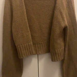 Croppad brun kofta - Säljer denna kofta som är ifrån boohoo, den är precis som ny, storlek på den är L då jag ville ha ocersize kofta funkar för person som har S/M