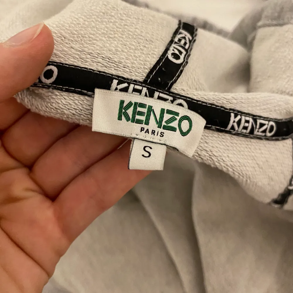 Säljer min fina äkta kenzo hoodie, i storlek S.💕 (kan hämtas i nacka) . Tröjor & Koftor.