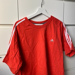 Adidas t-shirt!!!!😮‍💨 - Röd ( työ nästan orange?) adidas T-shirt! Köpt på second hand men superfin och jättebra skick!!! Älskade denna tröjan så snälla köp den och var snäll mot den😮‍💨 stl M och är lite oversized, men asnajs!!