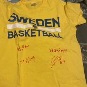 Sweden BasketballArena  - Har Aldrig använt den den har hela Sveriges basketlag signatur 