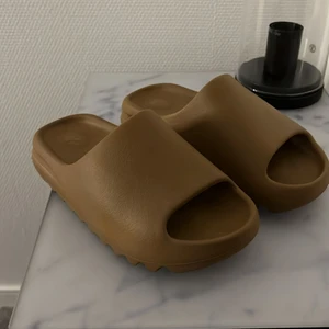 Yeezy slide  - Säljer dessa snygga yeezy slide skorna eftersom jag vann en tävling på adidas confirmed och har redan likadana skor. Dem är helt oanvända! Pris kan diskuteras 💖