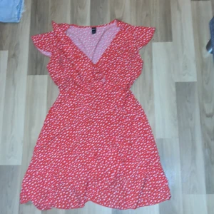 Röd blommig klänning  - Fin röd blommig klänning till sommaren 